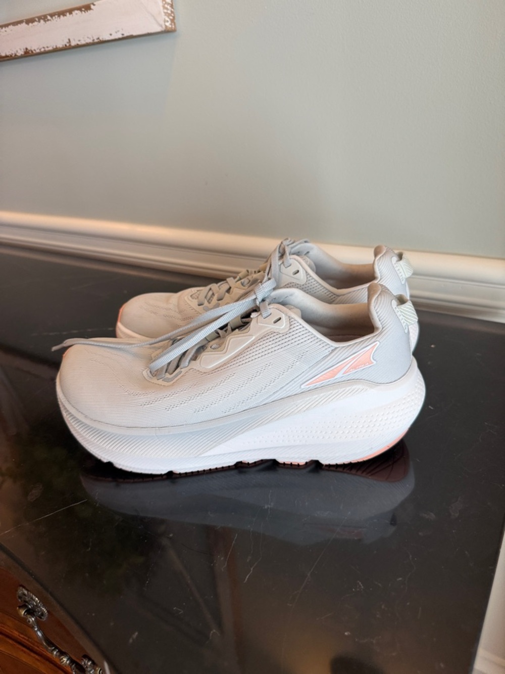 Altra Women’s FWD VIA White Sneakers with Blush Logo Accent, Size 7.5 - Picture 2 of 8